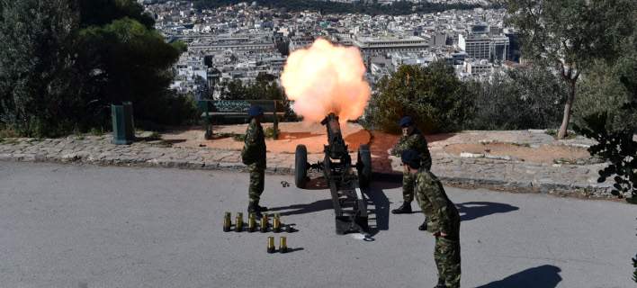 Με τους 21 κανονιοβολισμούς από τον Λυκαβηττό ξεκίνησαν οι εορτασμοί της 25ης Μαρτίου (φωτό)