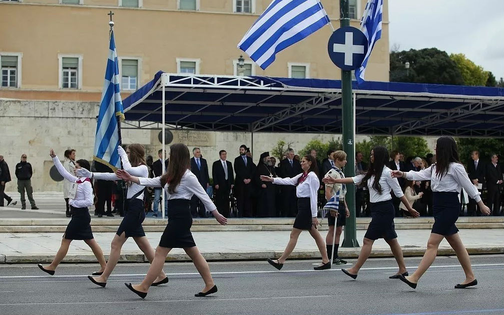 Ο Ν.Φίλης καταργεί τις μαθητικές παρελάσεις στις Εθνικές Επετείους ως «κατάλοιπο του Μεταξά»