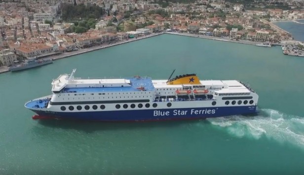 Μανουβράροντας με το Blue Star 1 στο λιμάνι της Χίου (video)