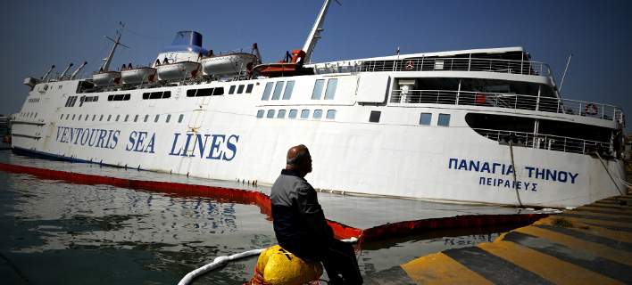 Σταμάτησαν οι εργασίες απομάκρυνσης του μισοβυθισμένου «Παναγία Τήνου» λόγω κόστους