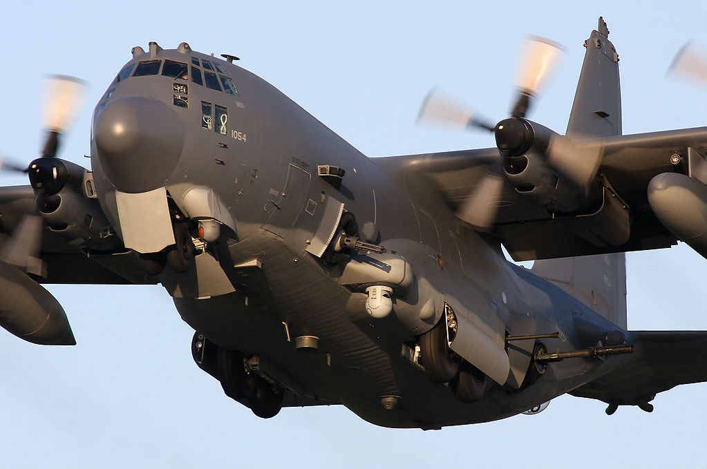 Τα AC-130U “Spooky σε δράση: Δείτε πώς γεμίζουν και… αδειάζουν τα πυροβόλα (βίντεο)