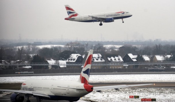 Πανικός σε πτήση της British Airways όταν μέλος του πληρώματος έκοψε τις φλέβες του