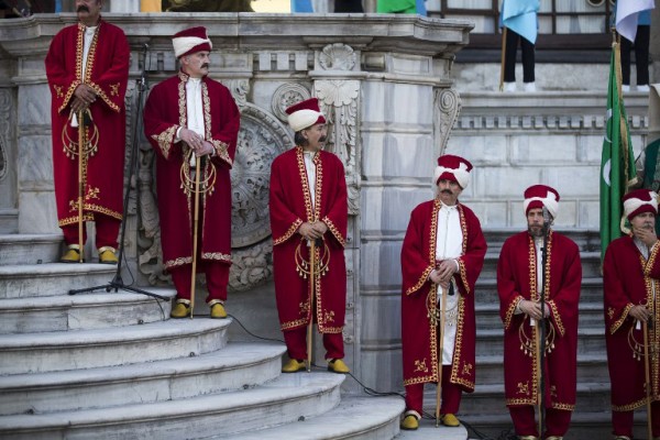 Πρόβα οθωμανικής αυτοκρατορίας από τον Ρ.Τ.Ερντογάν – Αποκριάτικες εικόνες από το παλάτι Ντολμάμπαχτσε