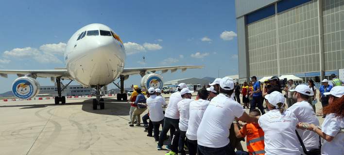 Plane Pull για πρώτη φορά στην Ελλάδα: Προσπαθούν να τραβήξουν με σχοινιά αεροσκάφος (φωτό)