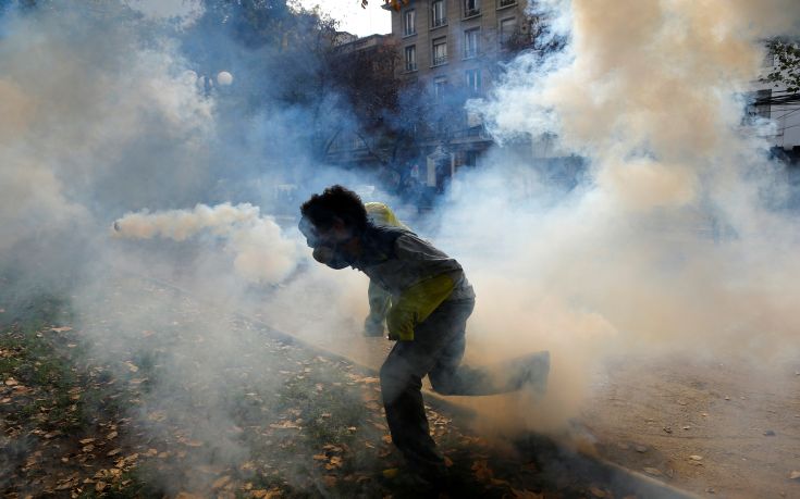 Σφοδρές συγκρούσεις στο Σαντιάγο μεταξύ διαδηλωτών και αστυνομίας (βίντεο)