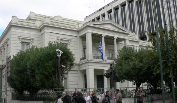 Aπάντηση ΥΠΕΞ στο προκλητικό πανό των Αλβανών: «Θρασύτατη ενέργεια»