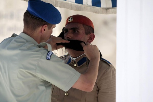 Στο καθήκον: Οι φωτογραφίες με τον Εύζωνα σήμερα στην αποπνικτική Αθήνα λόγω καύσωνα