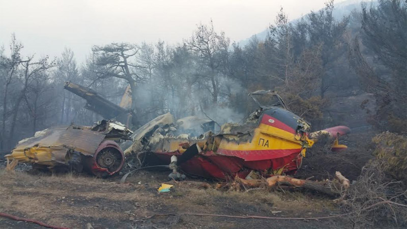 Εικόνες από το καμμένο CL-215 Canadair: Οι δύο πιλότοι είχαν Άγιο και σώθηκαν