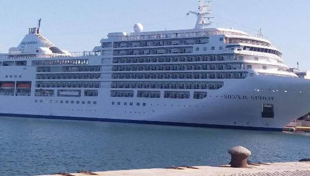 Το επιβλητικό κρουαζιερόπλοιο Silver Spirit στη Θεσσαλονίκη (φωτό)