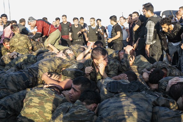 Τουρκία: Πολίτες λιντσάρουν, μαστιγώνουν, ποδοπατούν στρατιώτες που παραδίνονται – Φόβοι και για αποκεφαλισμούς [φωτό]