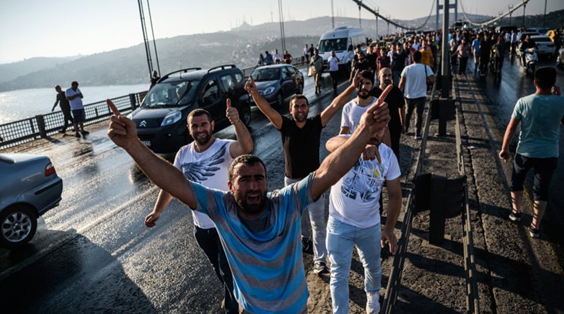 Τουρκία: Ο έλεγχος έχει αποκατασταθεί, αλλά μερικοί πραξικοπηματίες εξακολουθούν να διαφεύγουν