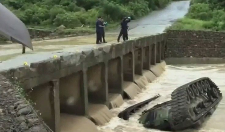 Ταϊβάν: Τρεις στρατιώτες σε δυστύχημα με τανκ που έπεσε από γέφυρα μέσα σε ποτάμι (vid)