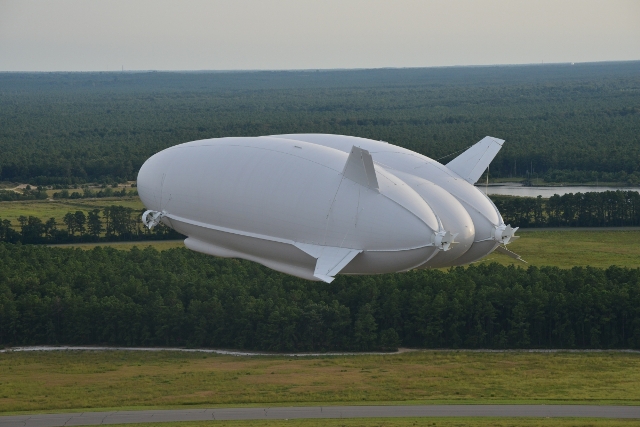 Airlander-10: Το μεγαλύτερο αεροσκάφος του κόσμου έκανε με επιτυχία την παρθενική πτήση του στη Βρετανία (φωτό) (upd)