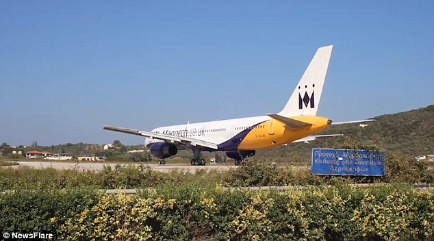 Boeing 757 ετοιμάζεται να απογειωθεί από τη Σκιάθο και δείτε τι προκαλεί (βίντεο)