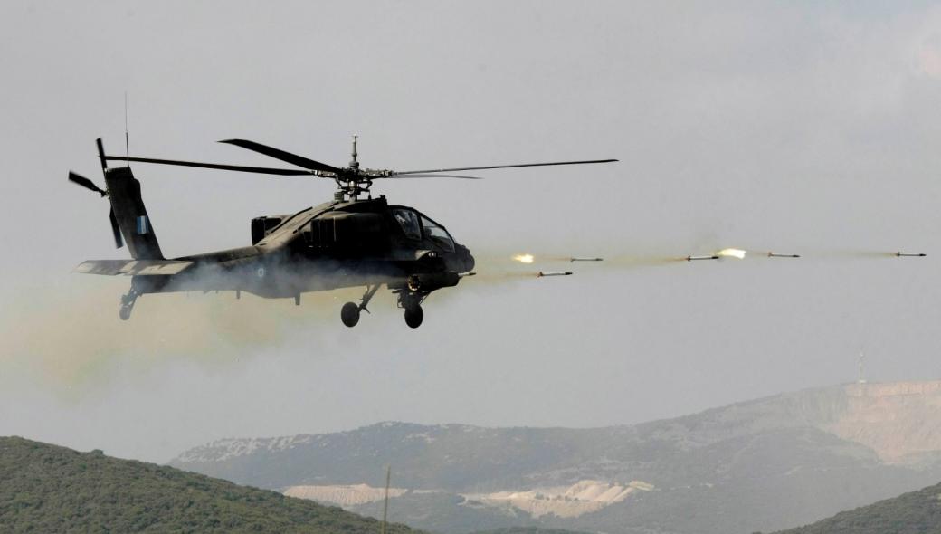 Δείτε επιθετικά ελικόπτερα Apache AH-64 της ΑΣ να εξολοθρεύουν «εχθρικούς» στόχους (βίντεο)