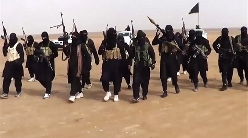 Φρικτή εκτέλεση: Ισλαμιστές της ISIS κρέμασαν δύο Πεσμεργκά από γέφυρα στη Μοσούλη (φωτό)