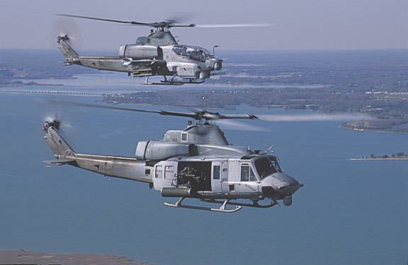 AH-1Ζ Cobra και UH-1Υ κάνουν την νύχτα-μέρα από τα συνεχή πυρά (βίντεο)