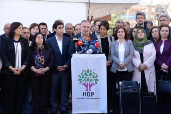 Τουρκία: Οι Κούρδοι του HDP σταματάνε κάθε συμμετοχή στις εργασίες της βουλής μετά τις συλλήψεις των αρχηγών τους