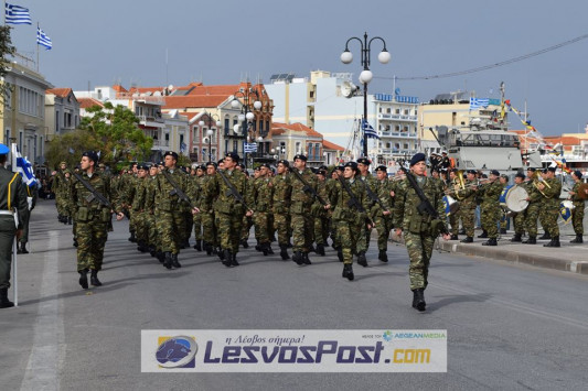 Παρέλαση για την απελευθέρωση της Μυτιλήνης – Οι γυναίκες του Στρατού που έκλεψαν την παράσταση (φωτό, βίντεο)