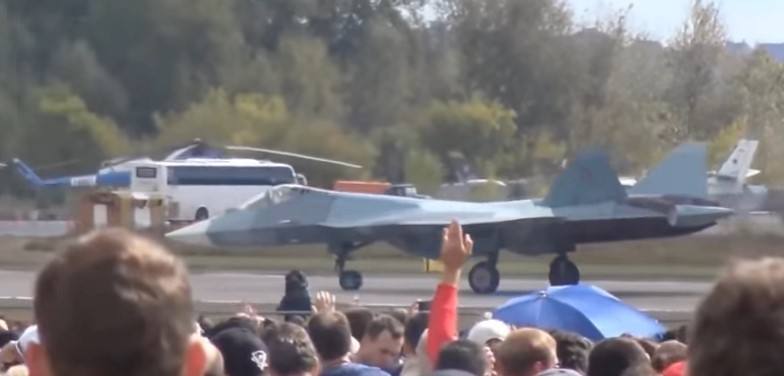 Εντυπωσιακή επίδειξη Sukhoi PAK FA T-50 σε airshow (βίντεο)