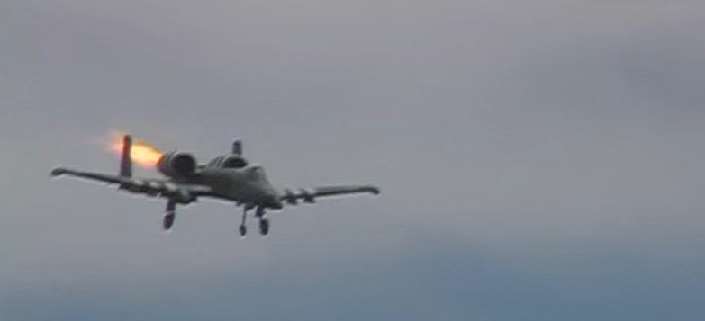 Τεράστιο μοντέλο A-10 Warthog πιάνει φωτιά στον αέρα και… (βίντεο)