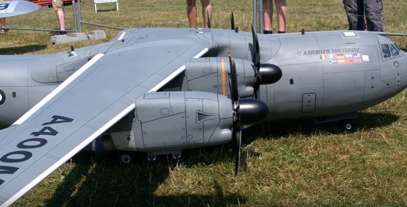 Γιγαντιαίο Airbus A400M αερομοντελισμού κάνει επίδειξη των ικανοτήτων του (βίντεο)