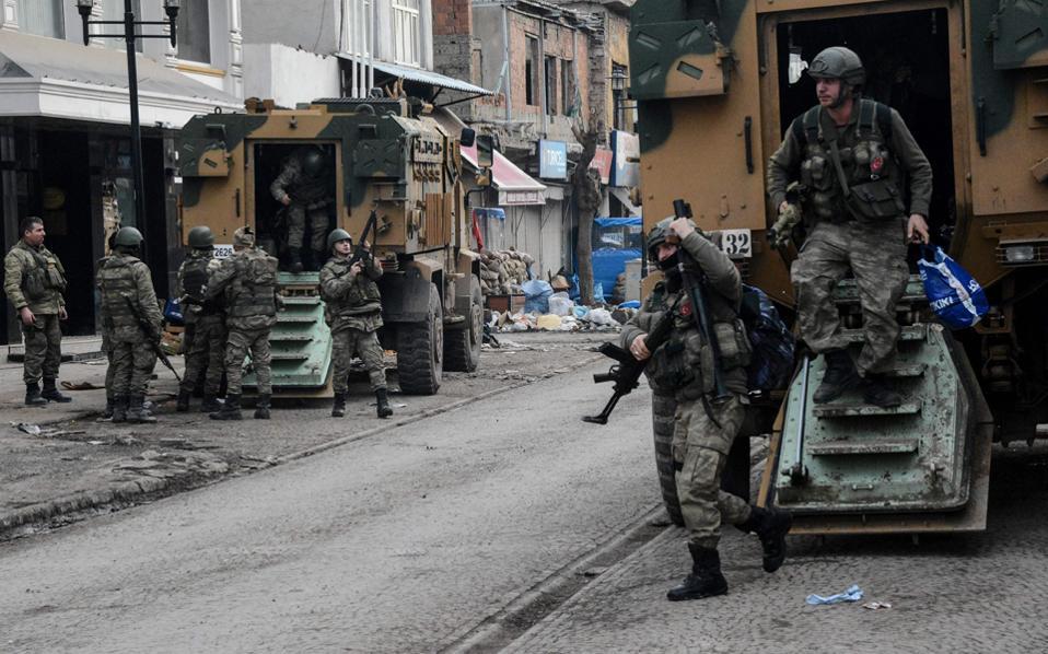 Τέσσερις Τούρκοι βγάζουν όλη τους τη βαναυσότητα σε έναν ανυπεράσπιστο Κούρδο (βίντεο)