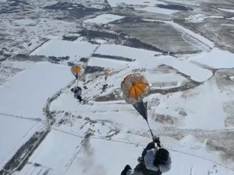 Ρωσία: 15000 άλματα για τους αλεξιπτωτιστές της ανατολικής στρατιωτικής περιφέρειας το 2016