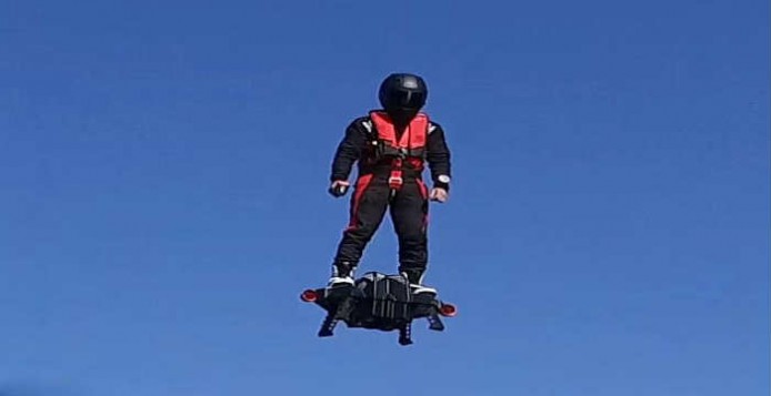 Πετάξτε στα 10.000 πόδια με ένα Flyboard Air (βίντεο)