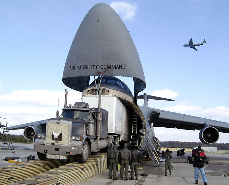 Βίντεο: Φορτώνοντας ένα C-5 Galaxy της USAF