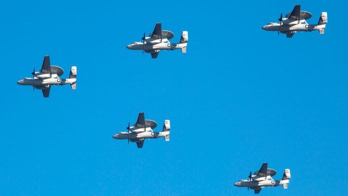 Βίντεο: E-2D Advanced Hawkeyes πετούν σε σχηματισμό «V»