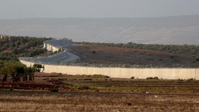 Διακόσια ενενήντα χιλιόμετρα τείχους, ανήγειρε η Τουρκία κατά μήκος των συνόρων της με τη Συρία