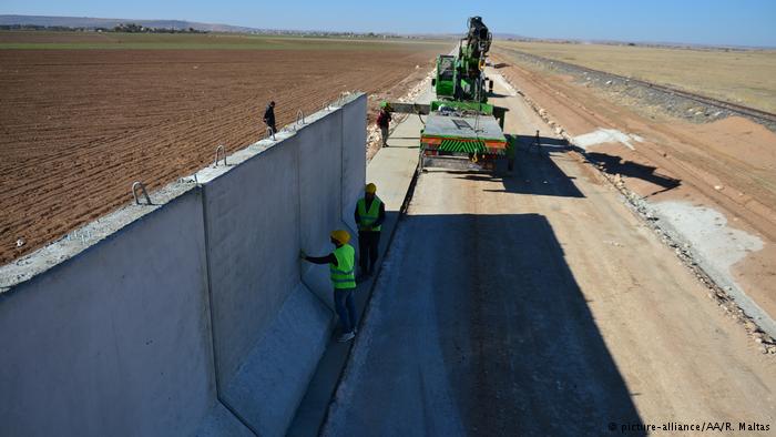 DW: Η Τουρκία έχτισε τείχος 290 χλμ στα σύνορα με τη Συρία -Έντονες κουρδικές αντιδράσεις