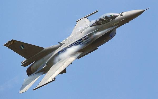 Πτήση μαχητικών F-16 της ΠΑ πάνω από το λιμάνι της Ρόδου (βίντεο)