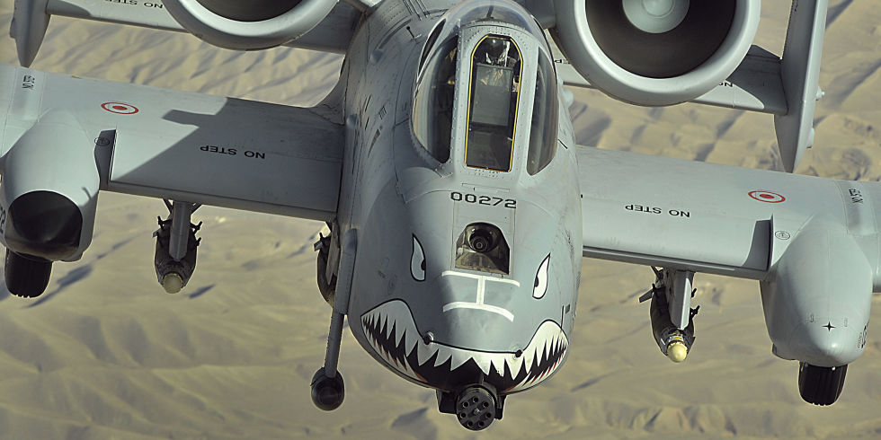 Αεροσκάφος A-10 Warthog ισοπεδώνει τζιπ Humvee (βίντεο)