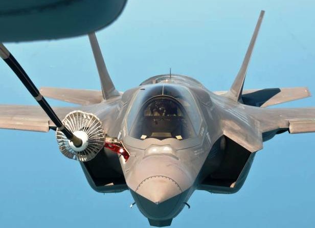 F-35B των Αμερικανών Πεζοναυτών ανεφοδιάζεται από KC130J (Βίντεο)