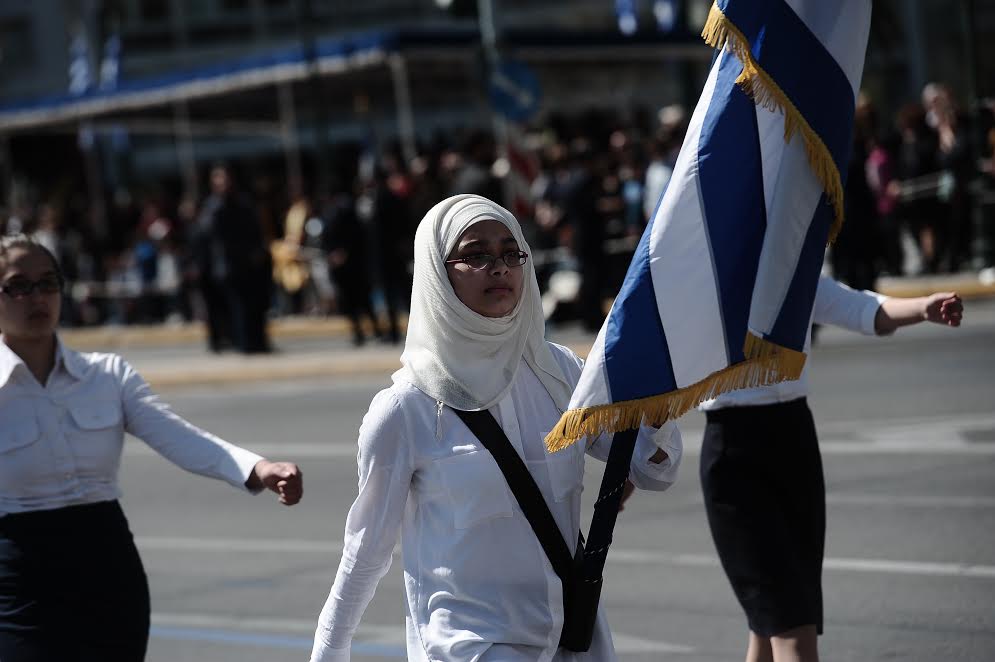 Μαθήτρια από το Αφγανιστάν με μπούργκα μετέφερε την ελληνική σημαία στην παρέλαση του Σύνταγματος! (φωτό, βίντεο)