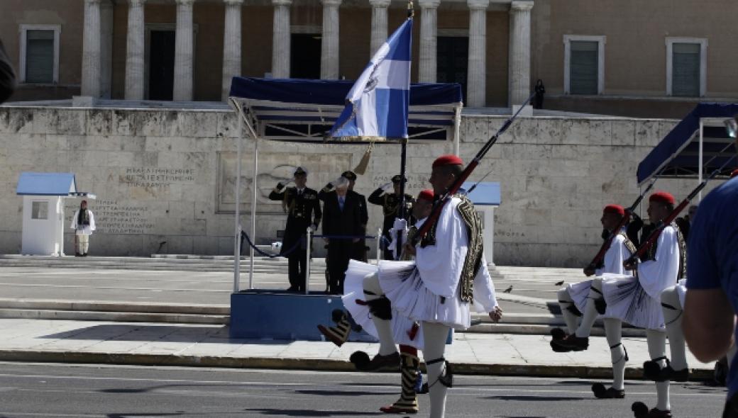 Στρατιωτική παρέλαση: Υπερηφάνεια και συγκίνηση για τους Εύζωνες (φωτό)