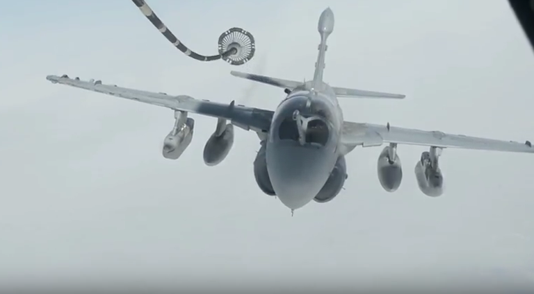 Βίντεο: EA-6B, F-15E, Β-52 και Dassault Rafale σε ανεφοδιασμό πάνω από το Ιράκ