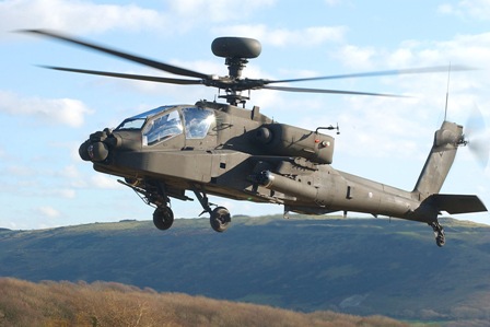 To επιθετικό ελικόπτερο AH-64 Apache σε άσκηση με πραγματικά πυρά! (βίντεο)