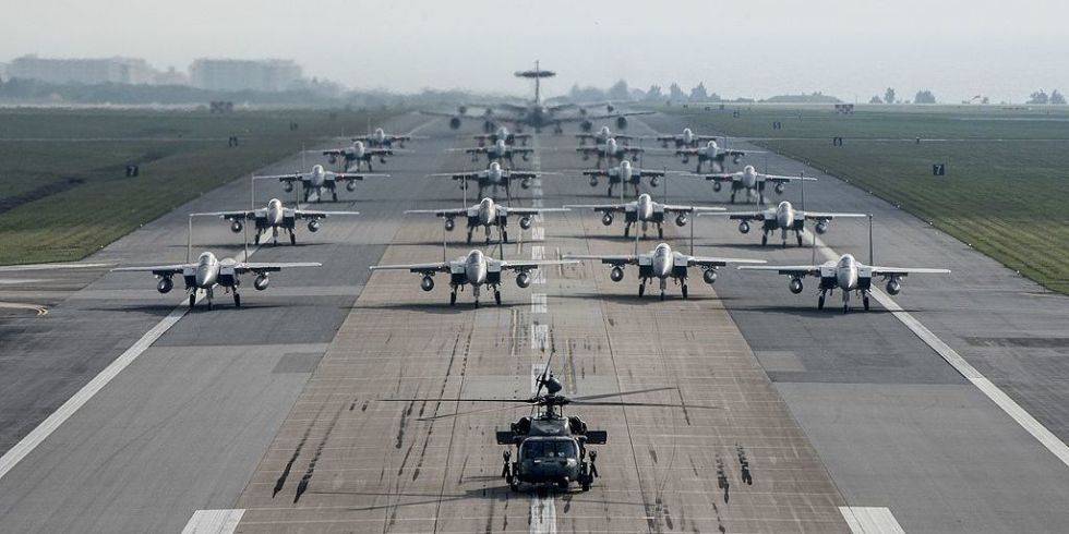 Βίντεο: «Elephant Walk» της USAF στην Ιαπωνία με HH-60 Pave Hawks, F-15 Eagles, E-3 Sentries και KC-135 Stratotankers