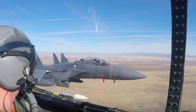 Πλάνα από πτήση με F-15E Strike Eagle που κόβουν την ανάσα! (βίντεο)