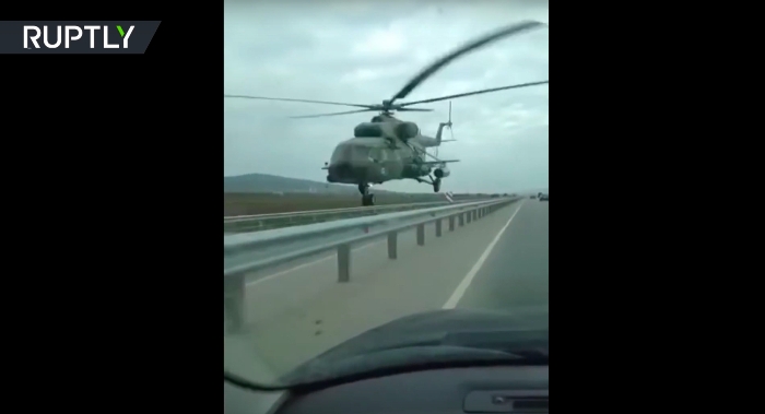 Ρωσικό ελικόπτερο Mi-8 πετά ελάχιστα μέτρα πάνω από αυτοκινητόδρομο (βίντεο)