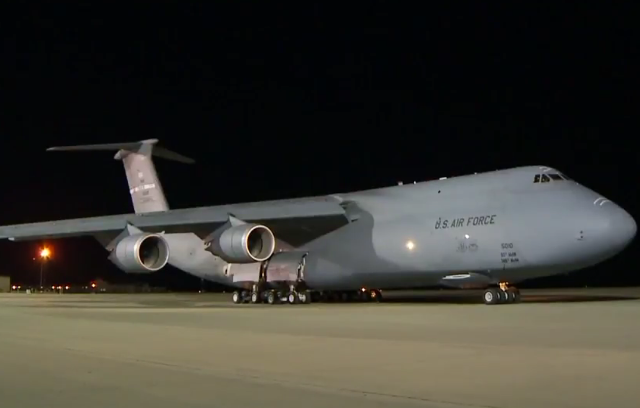 Νυχτερινή απογείωση-προσγείωση με Lockheed C-5M! (βίντεο)