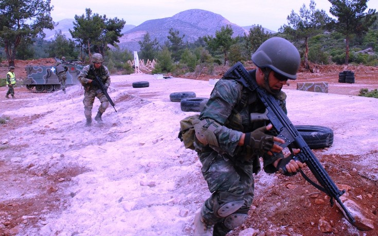 «Προχωρώ και πυροβολώ, ξαναγεμίζω και συνεχίζω» – Φωτό από τις ασκήσεις Τακτικής Χρησιμοποίησης Οπλισμού στη Χίο