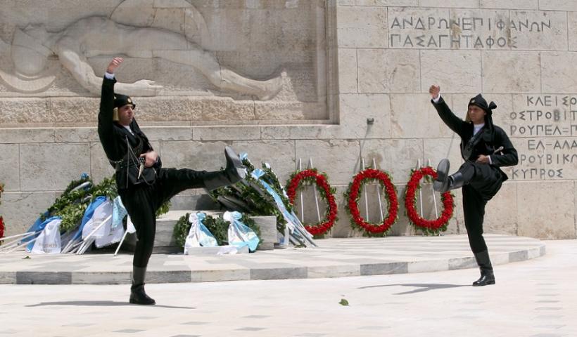 Εύζωνες με τη στολή του Πόντιου αντάρτη στην εκδήλωση για τη Γενοκτονία (βίντεο)