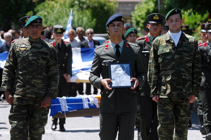 Ρίγη συγκίνησης στην ταφή του ΕΛΔΥκάριου Α.Καραγεώργου 43 χρόνια μετά… (βίντεο)