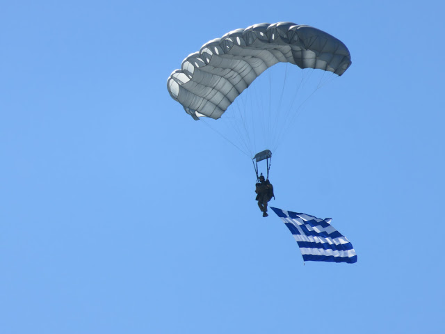 Επιφωνήματα ενθουσιασμού από 400 μαθητές στα άλματα επίδειξης αλεξιπτωτιστών των ΕΔ στην Αλεξανδρούπολη (φωτό)