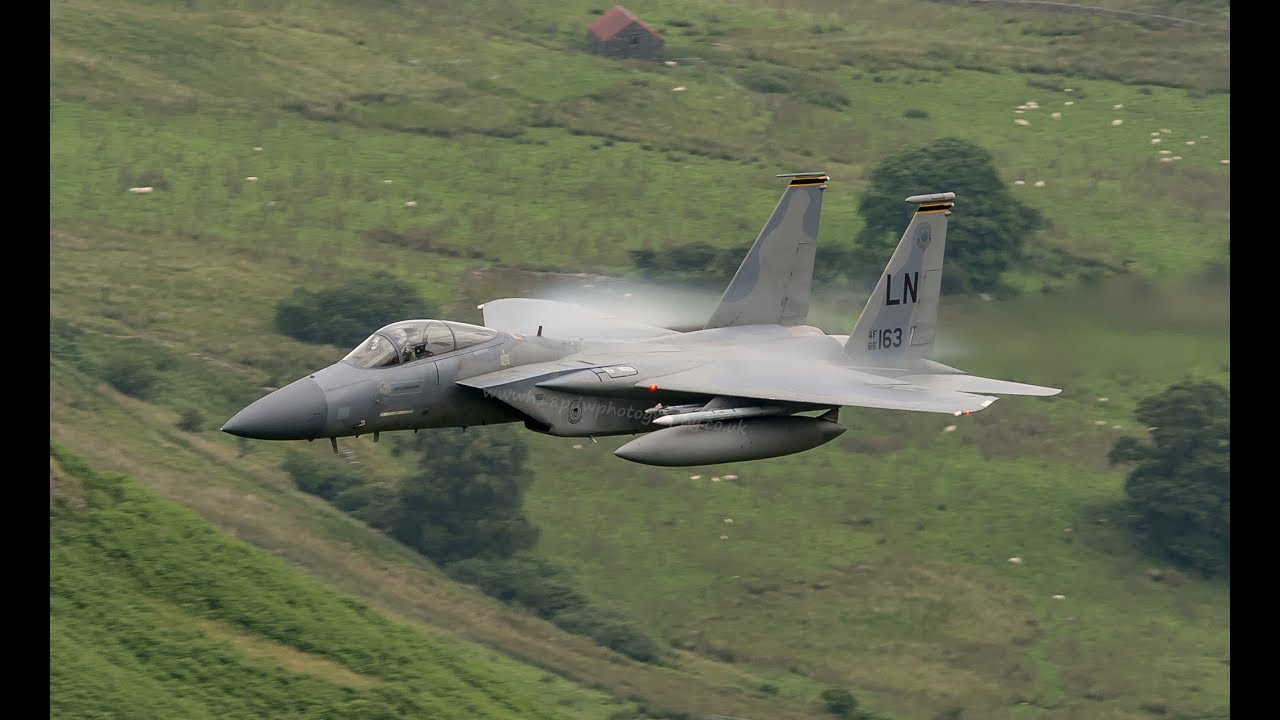 Mach Loop: C-17 Globemaster ΙΙΙ, F-22 και F-15 σε εντυπωσιακές χαμηλές πτήσεις (βίντεο)