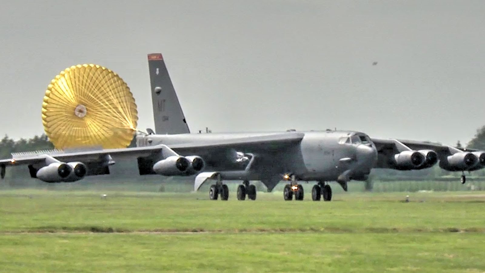 RIAT Air Show: Εντυπωσιακές αφίξεις B1, B52 και U2 (βίντεο)